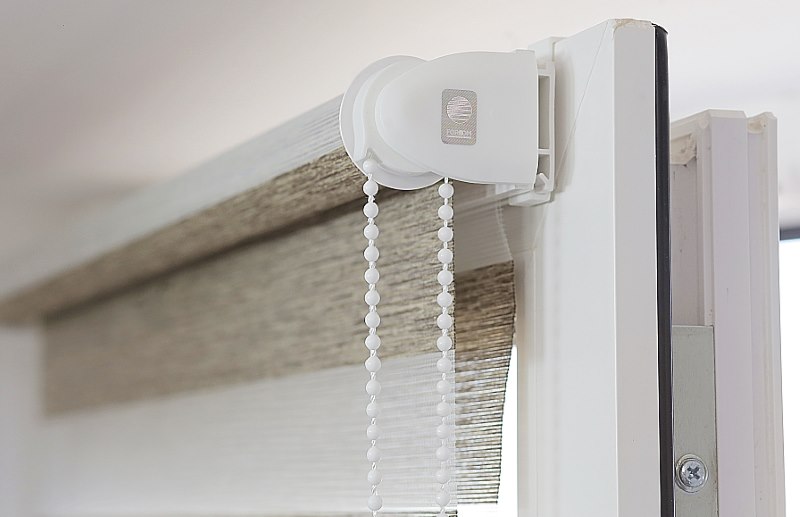 الرول أعمى يوم ليلا مع آلية سلسلة