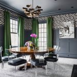 غرفة معيشة بالأبيض والأسود مع ستائر خضراء زاهية.