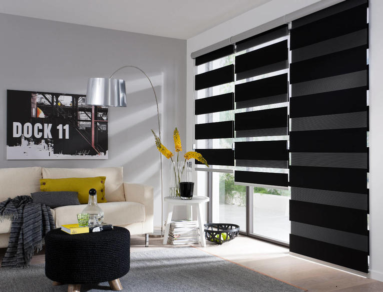 تنظيم الإضاءة في الغرفة باستخدام الستائر ليلا ونهارا