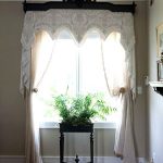 أسود كورنيش خشب محفور