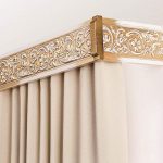 كورنيش سقف خشبي مع عناصر منحوتة