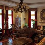 ستائر طويلة المارون مع lambrequins الصعب في غرفة المعيشة البيج