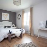 لتزيين النوافذ في غرفة النوم تستخدم كورنيش مستدير بأسلوب حصيف.