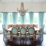 لتصميم نافذة واسعة في غرفة الطعام والمطبخ تستخدم كورنيش الجدار المعدني