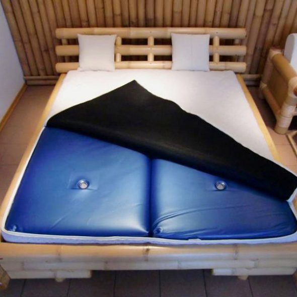 اثنين من فراش المياه في المربع