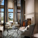 ستائر أصلية لغرفة المعيشة مع نوافذ ضخمة