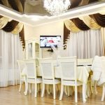 ستائر بلونين لغرفة طعام كبيرة