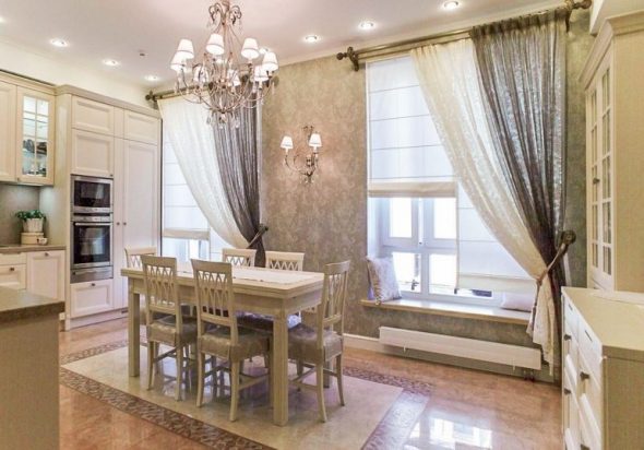 ستائر بلونين لمطبخ واسع