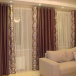 ستائر بلونين للنوافذ في غرفة المعيشة