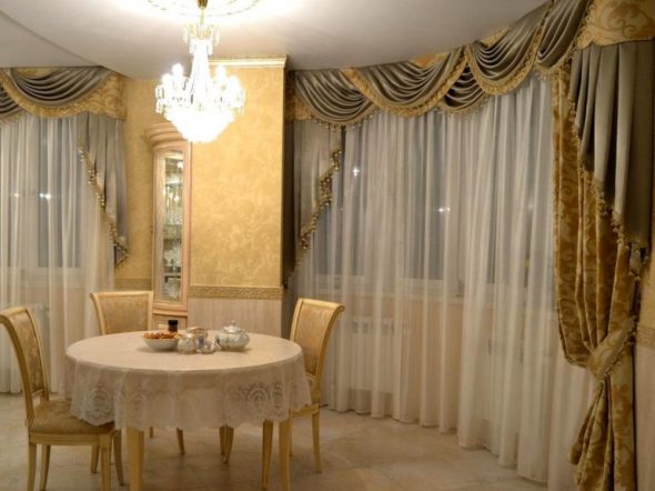 ستائر بلونين مع لامبريكين