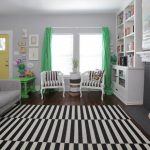 غرفة معيشة انتقائية مزينة بالستائر الخضراء وطاولة القهوة من نفس اللون.