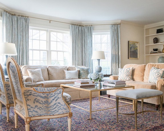 ستائر زرقاء لغرفة واسعة