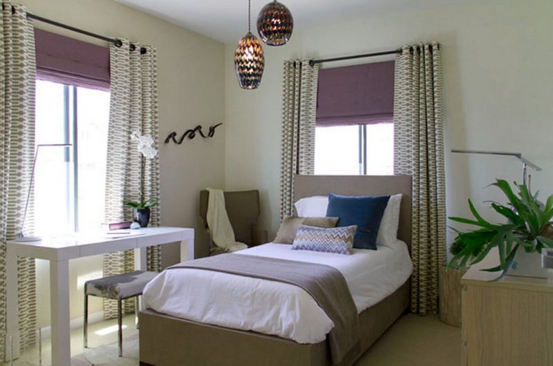 داخل غرفة أطفال لصبي في سنوات الدراسة المتوسطة