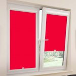 الستائر باللون الأحمر مع أدلة