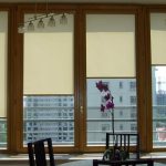 ستائر بيضاء مغلقة