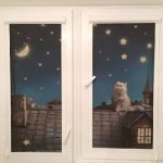 ستائر مع طباعة الصور على النافذة في الحضانة