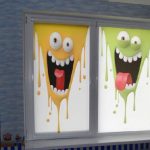 شخصيات كرتونية على الستائر في الحضانة