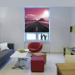 أعمى مع طباعة الصور على نافذة غرفة المعيشة