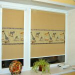 ستائر مع نمط على نافذة المطبخ