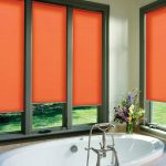 ستائر مغلقة على النوافذ في الحمام