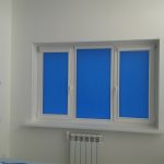 ستائر زرقاء على نافذة غرفة المعيشة