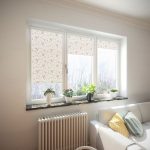 ستائر رول خفيفة على نافذة غرفة المعيشة