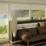 نافذة في غرفة المعيشة تطل على الشاطئ