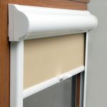 الستائر الدوارة الجسم الأبيض على الإطار البني