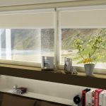 ستائر كاسيت على نافذة كبيرة