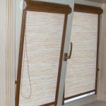 ستائر كاسيت بنية على النافذة البيضاء