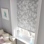 المزهريات البيضاء على حافة النافذة في الشقة