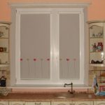 ستائر ملفوفة على نافذة المطبخ بأسلوب كلاسيكي.