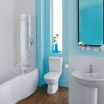 نافذة ضيقة في جدار الحمام