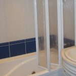 شاشة قابلة للطي على إطار من البلاستيك