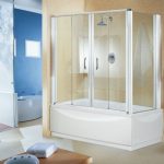 شاشة واقية من البلاستيك في الحمام