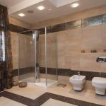 شاشة بلاستيكية على كشك الحمام