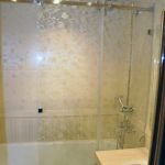 الحمام الداخلي بألوان البيج