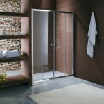 مناشف بيضاء على الرفوف في الحمام