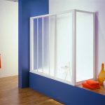 مناشف برتقالية في الحمام