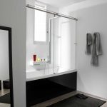 المناشف الرمادية على جدار الحمام