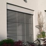 فتحة نافذة مبنى سكني مع ستائر واقية