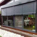 منطقة الحصى العمياء أمام النوافذ الزجاجية