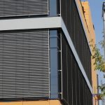 حماية نوافذ لوجيا في منزل كتلة السيراميك