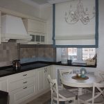 مطبخ على الطراز الكلاسيكي مع نافذة صغيرة