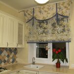 بالوعة المطبخ أمام نافذة بلاستيكية