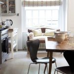 أريكة صغيرة أمام نافذة المطبخ