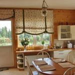 ستائر رومانية على نافذة منزل خشبي