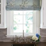 تصميم المطبخ مع بالوعة من النافذة