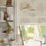 أرفف مفتوحة على حائط المطبخ