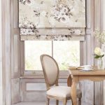 كرسي منجد في مطبخ على الطراز الكلاسيكي